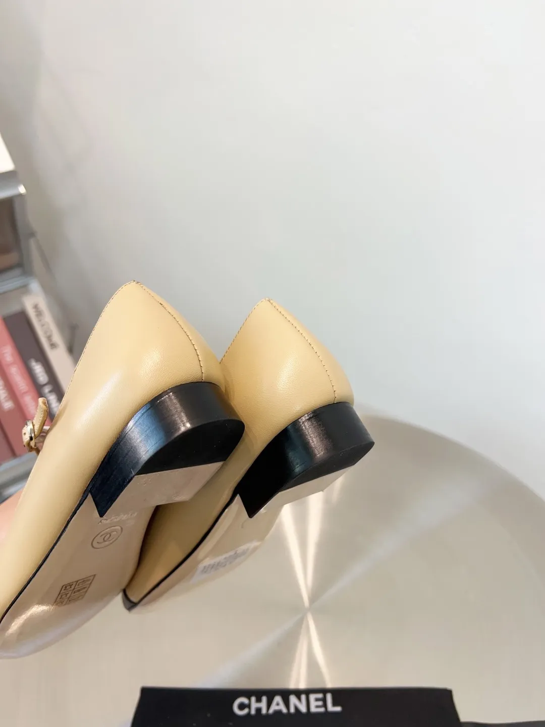 👟👟Ex-factory price 520👟👟 CHANEL Chanel classic three-color T-strap flat ballet shoes, Mary Jane shoes, Grandma Xiang’s consistent elegant ladylike temperament, full of high-end sense! It’s very nice on the feet~Whether it’s worn barefoot or paired with skirts or trousers, it’s very versatile! Incomparably beautiful! It’s so special. I’m very impressed with the details. (The version bought at the counter is developed and made according to the authentic 1:1 version. The details are perfect and more refined and durable. The upper foot is very pedicure-type. The key point is that it is very good and easy to control. ▪Fabric: Original custom-made mixed sheep. ▪Inner lining: imported sheepskin. ▪Outsole: Italian leather outsole. ▪Size: 35-39 (40, 41, 42 are custom-made and cannot be returned)